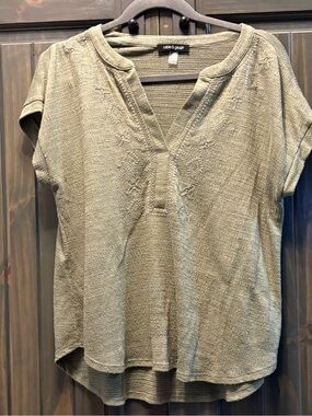 Cable & Gauge Olive Green Textured Short Sleeve V-Neck Top